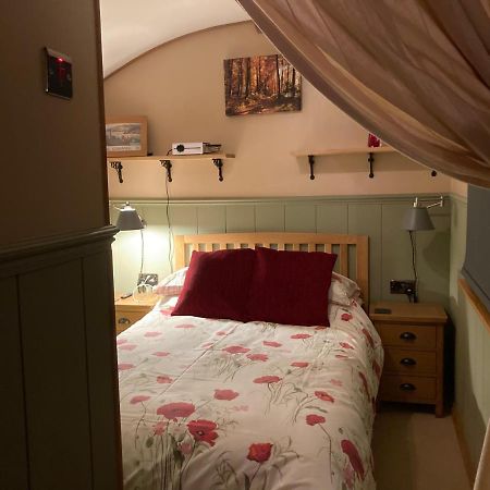 Brook The Shepherd Hut サルタッシュ エクステリア 写真