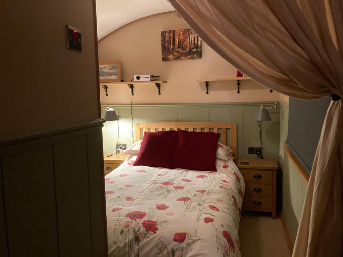 Brook The Shepherd Hut サルタッシュ エクステリア 写真