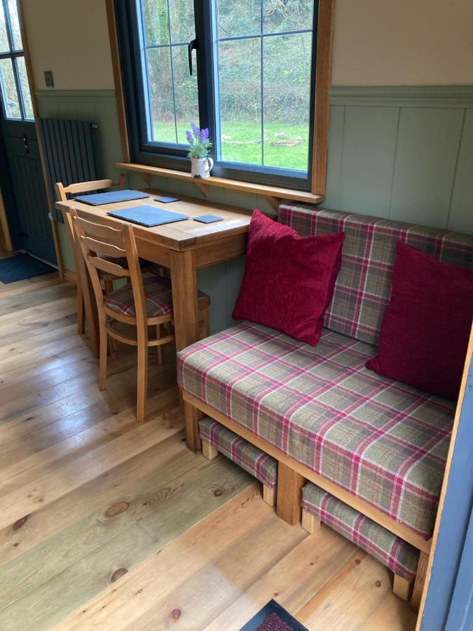 Brook The Shepherd Hut サルタッシュ エクステリア 写真